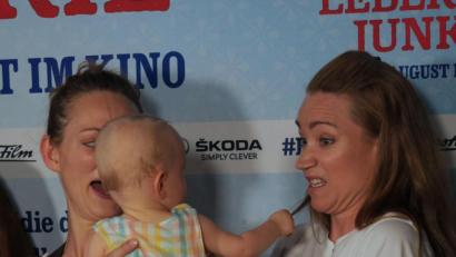 Bild: tr
Gemeinsam mit Autorin Rita Falk und die Schauspieler Sebastian Bezzel (Franz Eberhofer) machte Lisa Maria Potthoff (Susi) am Freitag auf ihrer Promotion-Tour zum neuen Eberhoferkrimi "Leberkäsjunkie" Halt in Tirschenreuth.