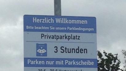 Bild: mvs
In Schwandorf überwacht die Firma Playfair-Parking die Einhaltung der Geschäftsbedingungen.