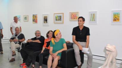 Bild: Dagmar Williamson
Kunstfreunde freuen sich über die kurze Ansprache im Kulturstift. Marcus Trepesch (rechts), ein Mann von wenigen Worten, eröffnet die Ausstellung von Monika Ritter (Zweite von rechts) und Harri Schemm (Vierter von rechts).