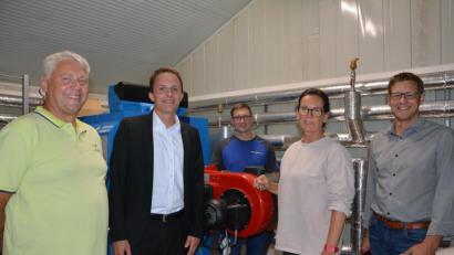 Bild: fpoz
Rudolf Schultes von der Greenpower GbR, Christoph Heinl von der Raiffeisenbank OberpfalzNordWest, Martin Schneider von der Hopf-Haustechnik, Bürgermeisterin Friederike Sonnemann und Geschäftsführer Bernhard Müller (von links) beim Ortstermin.