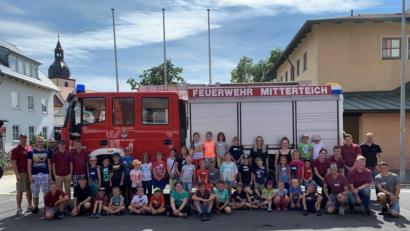 Bild: jr
Die Ferienprogramm-Teilnehmer mit Jugendwart Johannes Schmid (links) sowie weiteren Verantwortlichen der Feuerwehr Mitterteich.