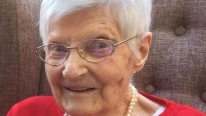 Bild: rha
Die Vilseckerin Theresia Högl feierte in Rhodos in geistiger und körperlicher Frische ihren 100. Geburtstag.