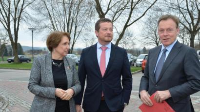 Bild: dob
Der frühere SPD-Fraktionsvorsitzende im Deutschen Bundestag, Thomas Oppermann, im Jahr 2016 in Vohenstrauß mit MdL Annette Karl und MdB Uli Grötsch