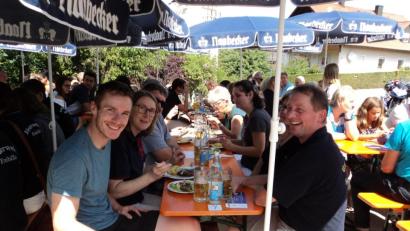 Bild: ksi
Gutes Essen und kühles Bier tragen zur Feierlaune bei.