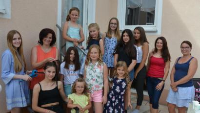 Bild: jr
Regina Grillmeier (Zweite von rechts), Bettina Haberkorn (Zweiter von links, stehend) und Sophia Grillmeier (sitzend, links) hatten wieder einen "Mädels-Beauty-Tag" organisiert. Jugendbeauftragte Tanja Wettinger (rechts) dankte für ihren Beitrag zum Ferienprogramm.