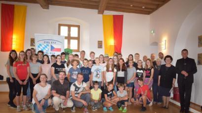 Bild: bnr
30 Jugendliche aus Bayern, Thüringen, Sachsen und Tschechien verbrachten eine Woche im Euregio-Egrensis-Jugendsommerlager auf der Burg Trausnitz. Im Rittersaal wurden sie von Landrat Thomas Ebeling, der Präsidentin Birgit Seelbinder und dem tschechischen Präsidiumsmitglied Patrick Pizinger begrüßt.