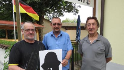 Bild: ubb
Bernhard Cieslak (ehemaliger Wirt), Horst Leitl (ehemaliger DJ) und Josef "Peppe" Linsmeier (ehemaliger Betreiber) laden mit dem Tiffany-Logo herzlich zur Revival-Party ein. Das Logo ist patentiert und dürfte eines der wenigen Erinnerungsstücke sien, die noch übrig sind von der Tirschenreuther Disco.