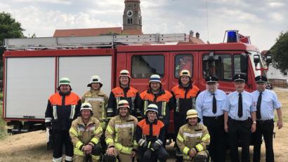 Bild: wro
Den Aktiven mit Gruppenführer Wolfgang Schösser (ganz links) bescheinigten die Kreisbrandmeister (von rechts) Florian Trießl, Albert Fröhlich und Dieter Höfer gute Leistungen.