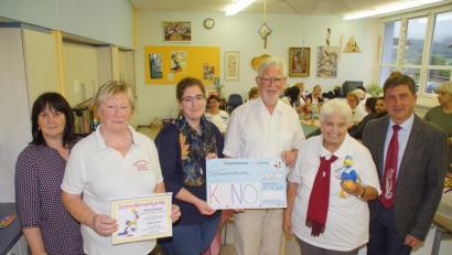 Bild: mmj
Dr. Hans Brockard und Cornelia Brockard (Mitte) nehmen von Klöppelkreis-Sprecherin Frieda Roith (Zweite von links) und Sieglinde Prögler für die Kuno-Stiftung "Kinder-Universitätsklinik für Ostbayern" die Spende entgegen. Das Engagement der Klöppeldamen würdigen Bürgermeisterin Birgit Höcherl (links) und Stadlerns Bürgermeister Gerald Reiter (rechts).