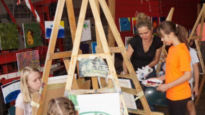 Bild: weu
Die Künstlerin Katharina Gierlach gab den Kindern bei der Malaktion der „Freunde der Kunst“ wertvolle Tipps.