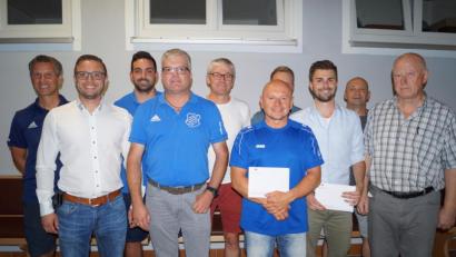 Bild: du
Mit dem bewährten Abteilungschef Christian Schieder (vorne, Zweiter von links), aber mit einigen neuen Führungskräften geht die Fußballsparte der SpVgg Schirmitz die nächsten zwei Jahre an. Daniel Kaltenecker und Thomas Lindner (Dritter und Vierter von rechts) werden mit Gutscheinen verabschiedet.