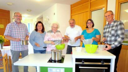 Bild: op
Viel Abwechslung im Alltag der Bewohner des Weidenberger Seniorenzentrums verspricht dieses mobile Küchensystem, das vom Kreisverband der Awo Bayreuth-Land mit 5000 Euro bezuschusst wird. Bei der Übergabe dabei waren (von links) der stellvertretende Awo-Kreisvorsitzende Manfred Tölzer (Weidenberg), Einrichtungsleiterin Anja Prechtl, Ruth Hoke vom Heimbeirat, der stellvertretende Awo-Kreisvorsitzende Fritz Höhn aus Altenplos sowie Beisitzerin Jessica Marcus und Awo-Kreisvorsitzender Karl Lothes (beide Pegnitz).