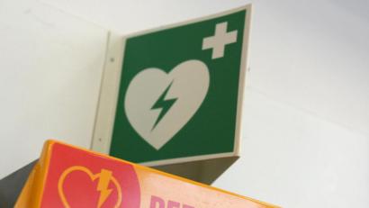 Symbolbild: Andrea Warnecke/dpa
Defibrillatoren sollen Leben retten, manche werden aber nun zum Sicherheitsrisiko.