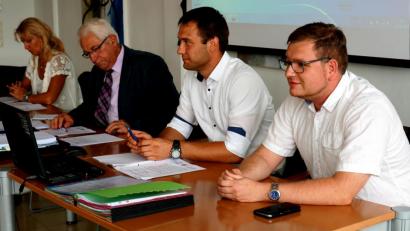 Bild: Christopher Dotzler
Der neue Archivar Felix Engel (von rechts) stellte sich im Beisein des stellvertretenden Geschäftsstellenleiters Thomas Prey, Zweitem Bürgermeister Kurt Koppmann und Dritter Bürgermeisterin Heidi Eckl vor.