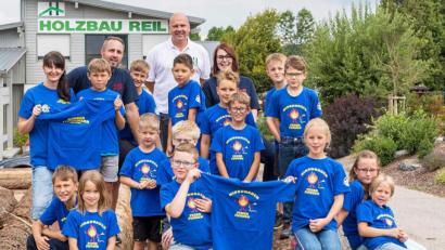 Bild: u
Im Sägewerk der Firma Holzbau Reil erfahren die Jungen und Mädchen der Kinderfeuerwehr nicht nur einiges über den Betrieb. Firmen-Chef Christian Reil (hinten, Zweiter von rechts) stattet sie mit neuen T-Shirts mit der Aufschrift „Hirschauer Feuerfunken“ aus. Mit den Kindern bedanken sich dafür die Betreuerinnen Marina Schlaffer (hinten rechts) und Claudia Jasinsky (hinten links) sowie Kommandant Sebastian Jasinsky (hinten, Zweiter von links).