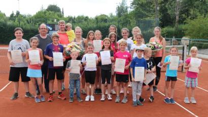 Bild: ral
Das Tenniscamp mit Mira Stegmann (Siebte von links) hat den Kindern Spaß gemacht. Am Schluss gab es eine Urkunde.