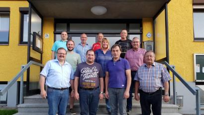 Bild: rdh
Roland Heldwein hat das Amt des Thanhausener Ortssprechers an Georg Sollfrank übergeben. Im Bild (vorne von links): Bürgermeister Alfred Stier, Roland Heldwein, Georg Sollfrank und Ehrenbürger Michael Heldwein sowie (mittlere Reihe von links) Tobias Schwamberger (Feuerwehr), Martha Jung (Jagdgenossenschaft/Flurbereinigung) Bernd Schwamberger (OWV) und (hinten von links) Andreas Fenzl (Bulldogfreunde), Albert Schicker (FC Bayern Fanclub), Gerald Helm (VfB) und Klaus Sladky (Blaskapelle).