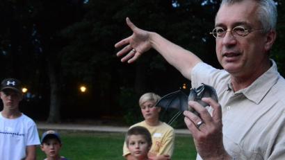 Bild: Kunz
Fledermaus-Landkreisbetreuer Markus Liebl erklärt den Kindern die Anatomie einer Fledermaus anhand eines Gummitieres.