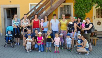 Bild: njn
Einen tollen Vormittag verbrachte die Eltern-Kind-Gruppe Marienkäfer mit Leiterin Andrea Huber (Vierte von rechts) auf dem Bauernhof der Familie Schinner in Wetzldorf.