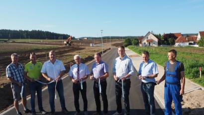 Bild: bl
Im Baugebiet "Hirtenleite III" können die Bauherren ab 1. September loslegen. Als Symbol dafür durchschnitten am Freitag (von links) Bauhofleiter Rudolf Scharf, Bauleiter Christian Wittmann, Helmut Seebauer, stellvertretender Bürgermeister Kurt Koppmann, Erwin Schall, Reinhard Standecker, Ulrich Süß und Klärwärter Alfons Scheck ein weiß-blaues Band.