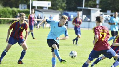 Bild: Hubert Ziegler
Der Traßlberger Andreas Eichenseher (Mitte) zieht ab, rechts Patrick Dehling vom 1. FC Edelsfeld.
