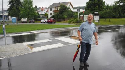 Bild: bl
Den Status eines Zebrastreifen hat die neue Querungshilfe zwar nicht, trotzdem sorgt sie dafür, dass mancher Autofahrer das Tempo drosselt, so die Erfahrung von Bürgermeister Hans Graßl.