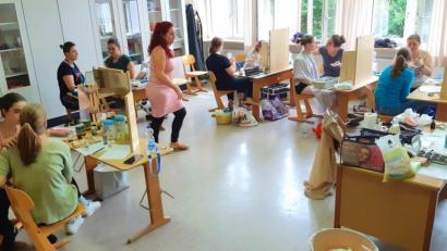 Bild: fjo
Katharina Therese Glas (Mitte) vom Coburger Kinder- und Jugendtheater vermittelt den Teilnehmern von ihrem reichhaltigen Wissen.