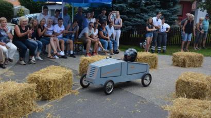 Bild: jr
Ob das noch gut ausgeht in der Kurve? Lautstark wurden die Rennpiloten von den Zuschauern angefeuert.