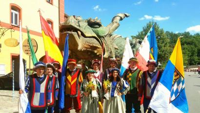 Bild: wih
Die Fahnenschwinger aus Gebenbach und ihre Festdamen beim Drachenstich in Furth im Wald (von links): Josef Obermeier, Philipp Schüßlbauer, Marco Milde, Fabian Wittich, Franziska Schüßlbauer, Andreas Wendl, Andreas Kick, Barbara Silbermann, Peter Kick und Cajetan Kredler.