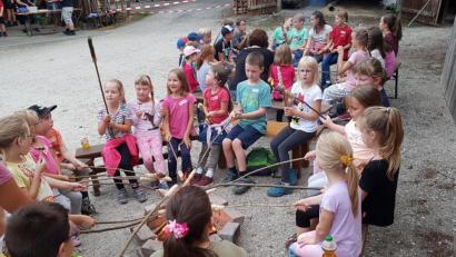 Bild: njn
Nach der gut einstündigen Wanderung ließen sich die Kinder und Jugendlichen Stockbrot und Würstchen am Lagerfeuer schmecken.