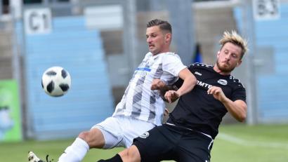 Bild: Alfred Schwarzmeier
Beim 2:2 gegen den TSV Bogen mussten Josef Rodler (links) und Co. mit einem 2:2 zufrieden sein. Die vielen leichten Fehler abstellen, lautet die Vorgabe von SpVgg-SV-Trainer Andreas Scheler vor der Partie in Neumarkt.