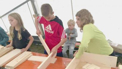 Bild: agr
Beim Zeltlager der Kolpingsfamilie bauten die Teilnehmer auch ein Insektenhotel.