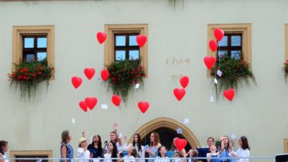 Bild: Monika Reindl
Die Luftballons sollten Freude in die Welt hinaustragen, wie die Musik