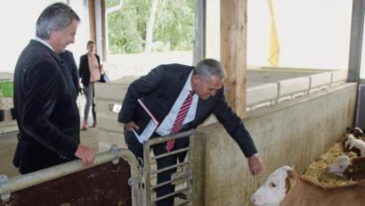 Bild: jrh
Die Kalbflüsterer: Regierungspräsident Axel Bartelt (links) und OB Kurt Seggewiß in Almesbach.