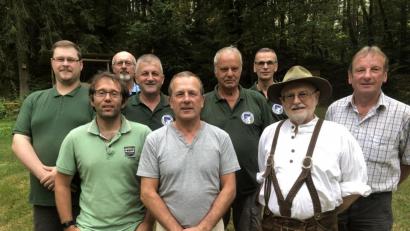Bild: Leibl, Waltraud
Schützenmeister Michael Baumgärtner (Zweiter von links) und Sportbeauftragter Herbert Wartha (rechts) gratulierten den Gewinnern des KK-Preisschießens der Schützengesellschaft „Erheiterung“.