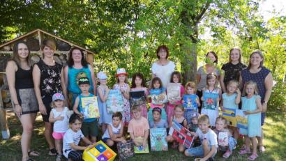 Bild: hir
Große Freude über eine Spende in Höhe von 1600 Euro herrschte im Kindergarten St. Martin mit Krippe und Hort. Steffi Hierl (hintere Reihe, Zweite von links) und Angi Hirmer (hintere Reihe, Dritte von links) vom Elternbeirat übergaben die Geschenke, die sich das pädagogische Personal und die Kinder mit Leiterin Gabi Schönberger (hinten Mitte) ausgesucht hatten.