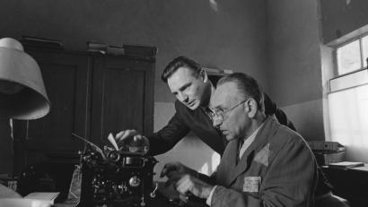 Bild: agentur_dpa
Eine Film-Szene aus „Schindlers Liste“: Oskar Schindler, gespielt von Liam Neeson (links), und sein jüdischer Buchhalter Itzhak Stern (Ben Kingsley) stellen eine Liste von über 1200 jüdischen Arbeitern zusammen, die Schindler zu retten hofft. Zum Holocaust-Gedenktag am Sonntag, 27. Januar, zeigen bundesweit Kinos diesen Film wieder – so auch das Cineplex Amberg um 17 Uhr.