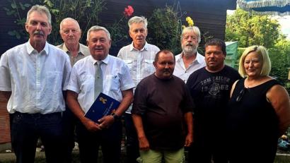 Bild: R. Kreuzer
Die Reservisten halten zusammen. Beim Sommerfest wurden einige Mitglieder für ihre Verdienste ausgezeichnet: (von links) Michael Meyer, Heinz Popel, Siegfried Woppmann, Werner Holl, Ehrenmitglied Ulli Zielonka, Stefan Zrenner vom Kreisverbindungskommando, Willi Lang und Margitta Zielonka.