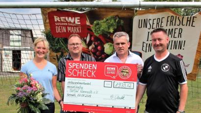 Bild: stg
Knapp 2000 Euro hatte Susann Daubitz für den SVSW Kemnath mit im Gepäck. Den Scheck nahmen Kassier Frank Hiller, Vorsitzender Wolfgang Weber und Jugendleiter Stefan Gassler (von links) entgegen.