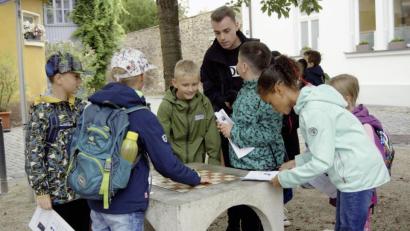 Bild: phop
Betreuer Philipp Franz steht den Kindern Rede und Antwort. Mit seiner Hilfe können die Kinder den Fragebogen ausfüllen.