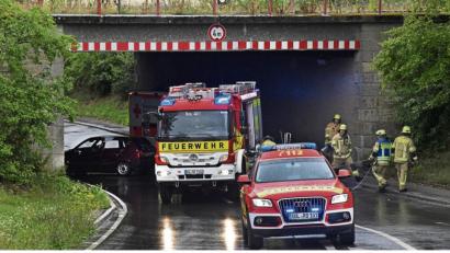 Bild: Petra Hartl
Ein seit vier Jahren (leider) gewohntes Bild: Die Feuerwehr im Einsatz nach einem Schleuder-Unfall in der Lohe-Unterführung, hier am Montag.