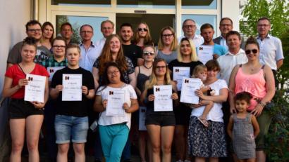 Bild: exb
Die Prüflinge des Kolping-Bildungswerks mit ihren Ehrengästen. Sie alle freuen sich, dass sie nun einen Abschluss in der Tasche haben.