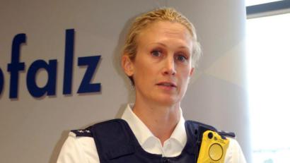 Bild: gib
Für Polizistin Sonja Meindl ist die Bodycam ein „Super-Einsatzmittel“.