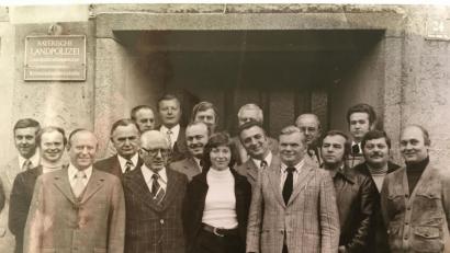 Bild: ca
Die Kriminalpolizei in den 70ern: Im Bild die früheren Kripochefs Ludwig Detter und Anton Hecht (Sechster und Siebter von rechts), dem ehemaligen stellvertretenden Leiter Jochen König (links) und Brigitte Gürtler (Mitte), erste Kriminalbeamtin. 	Bild: exb/Archiv Polizei