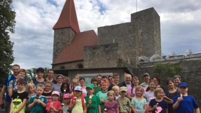 Bild: ror
Vor der Burg Leuchtenberg freute sich Jugendwart Michael Ertl (stehend, links) über die zahlreiche Teilnahme an der diesjährigen Ferienaktion des OWV-Zweigvereins Theisseil-Muglhof.