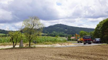 Bild: bkr
Im Hintergrund ein bisschen Zinst und der Armesberg. Das Schraml-Marterl auf der linken Seite.