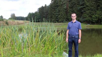 Bild: Lowak
Michael Siller betreibt in Störnstein eine Fischzucht. Wird der Südost-Link in dem Korridor über Püchersreuh gebaut, könnte dies das Aus für seine Anlage bedeuten.