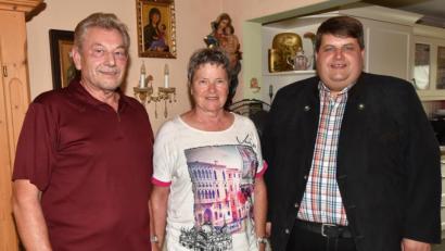 Bild: no
Bürgermeister Dieter Dehling (rechts) beglückwünscht Anita und Kurt Gruber zur goldenen Hochzeit.