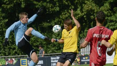 Bild: ham
Der Pfreimder Torwart Michael Herrmann (links), klärt vor dem Burglengenfelder Matthias Gröger, rechts SpVgg-Spieler Sebastian Sebald. Nach der 0:2-Niederlage will die Bernklau-Elf beim TSV Bogen einige Fehler abstellen und die Chancen besser nutzen.
