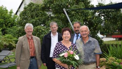 Bild: fla
Monika (mit Blumenstrauß) und Erwin Klotz (rechts) dürfen ihren 50. Hochzeitstag feiern. Georg Kleber, Pfarrer Norbert Götz und Bürgermeister Josef Beimler (von links) gratulieren herzlichst.